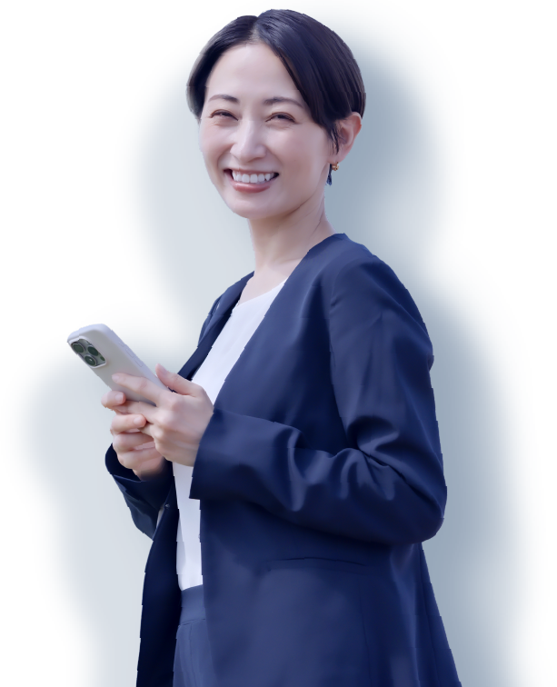スマホを持ったスーツを着た女性